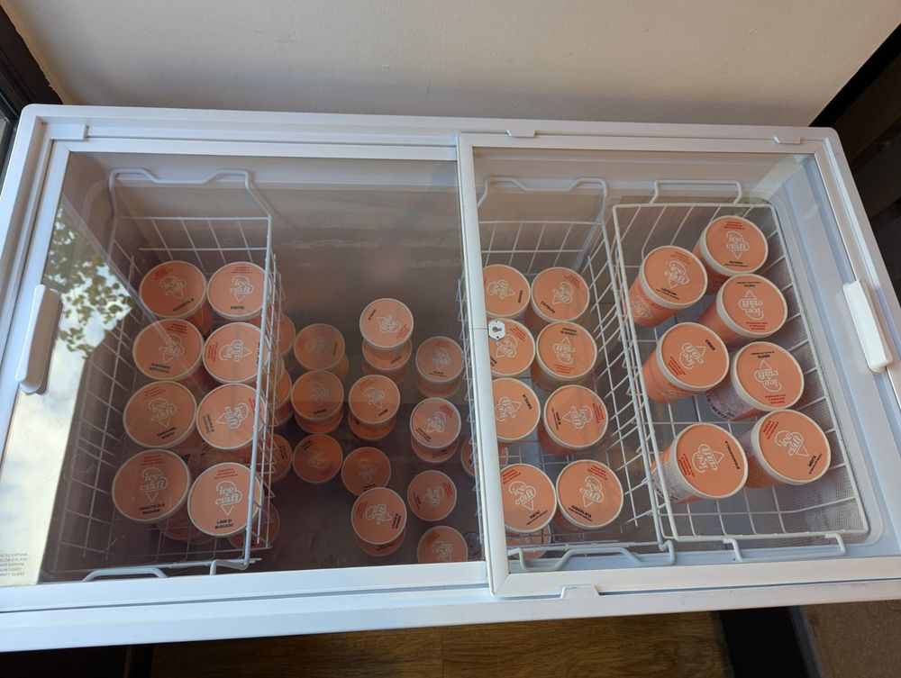 Ladă congelator cu casolete înghețată artizanală IceCraft organizate pentru livrare la parteneri de distribuție