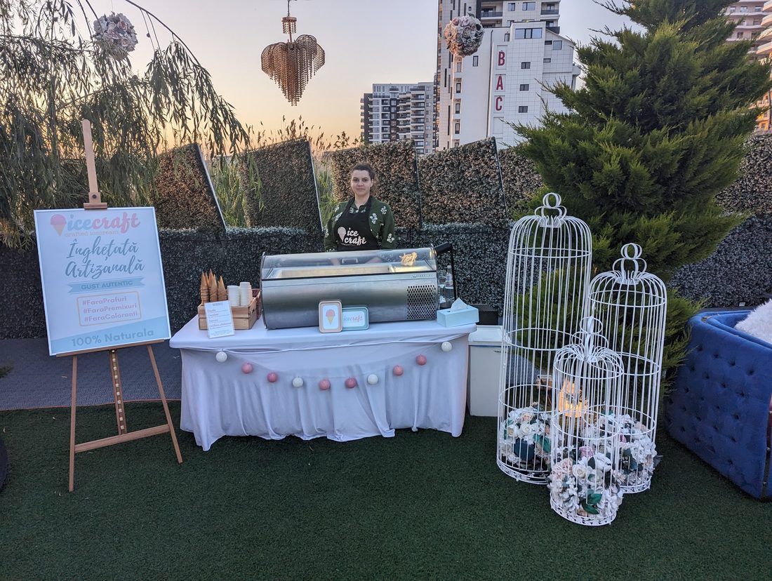 Setup Ice Cream Bar IceCraft la eveniment exterior rooftop &mdash; atmosferă elegantă la apus de soare