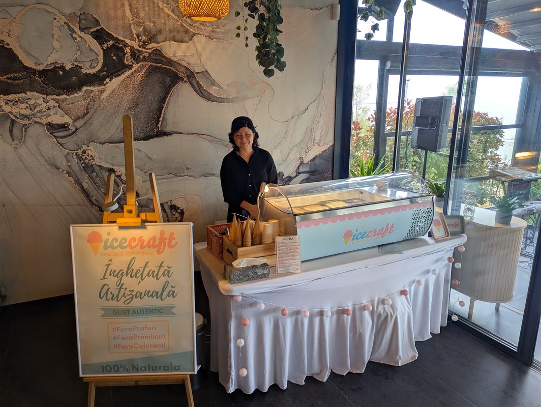 Ice Cream Bar IceCraft la eveniment interior &mdash; vitrină frigorifică profesională, personal și decor complet